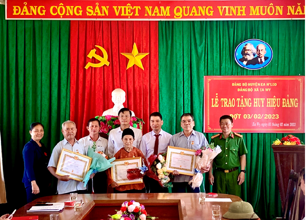 Xã Ea Wy trao huy hiệu Đảng cho đảng viên